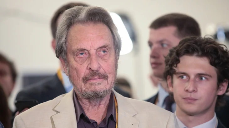 Отец Илона Маска Эррол пришел на матч КХЛ между «Ак Барсом» и «Адмиралом» в Казани Отец Илона Маска Эррол пришел на матч КХЛ между «Ак Барсом» и «Адмиралом» в Казани