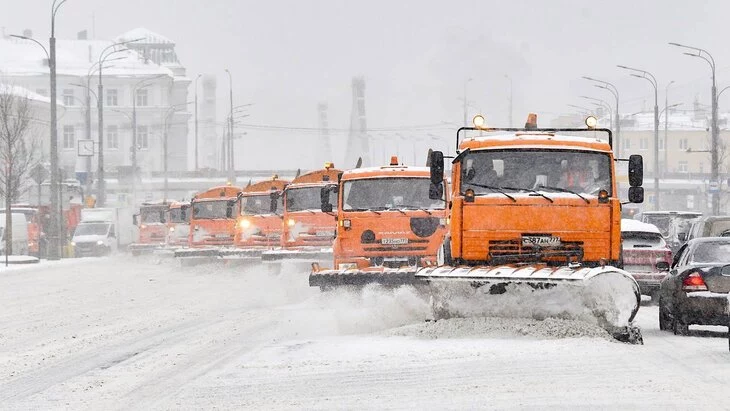 Коммунальные службы Москвы продолжают очищать улицы от снега