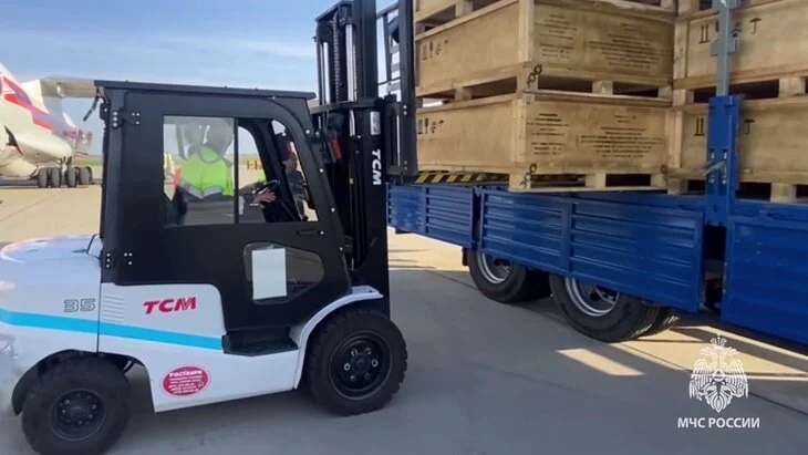 Борт МЧС доставил водоналивные дамбы в Тюменскую область Борт МЧС доставил водоналивные дамбы в Тюменскую область