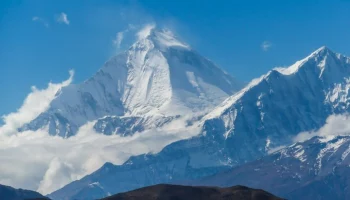 Вертолет не смог вылететь за погибшими россиянами в Непале