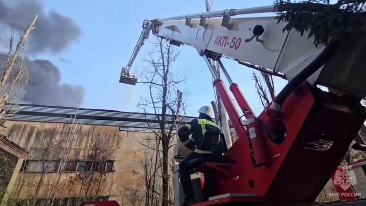 Площадь пожара на предприятии в Курске увеличилась до 17 тыс "квадратов" Площадь пожара на предприятии в Курске увеличилась до 17 тыс "квадратов"