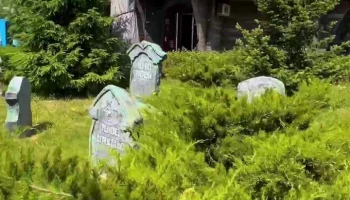 Парк "Сказка" убрал композицию с шуточными детскими надгробиями