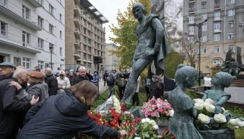 Памятник артисту балета Марису Лиепе открыли в сквере Арама Хачатуряна в Москве Памятник артисту балета Марису Лиепе открыли в сквере Арама Хачатуряна в Москве