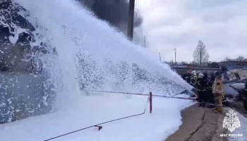 Пожарные ликвидировали открытое горение на складе в Курской области