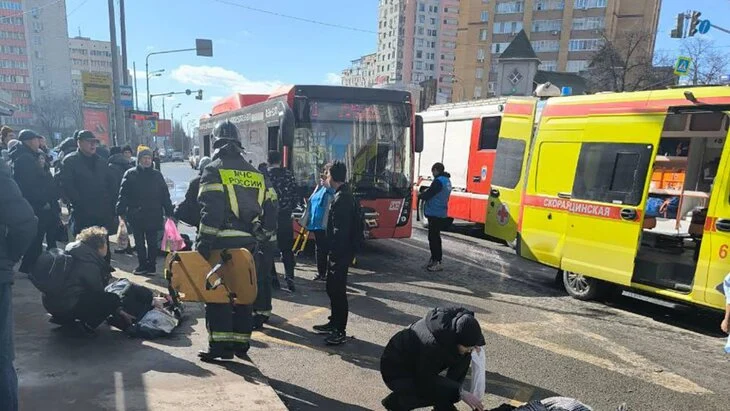 11 человек пострадали при наезде автомобиля на остановку в Казани 11 человек пострадали при наезде автомобиля на остановку в Казани