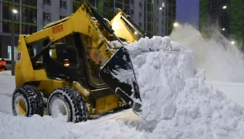 Городские службы продолжают ликвидировать последствия снегопада в Москве