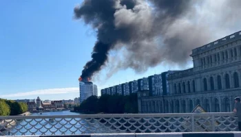 Кровля 14-этажного дома горит в Калининграде