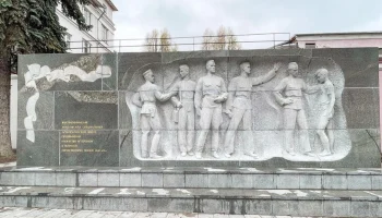 Памятник воспитанникам артиллерийских школ в центре Москвы отреставрировали