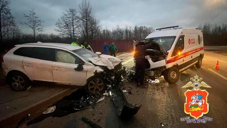 Два медика пострадали в ДТП с участием скорой в Подмосковье