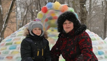 Чтобы поесть пирожки с чаем: жители Щукино построили иглу из 800 ледяных кирпичей