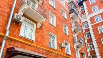 Капремонт возведенного в стиле советской неоклассики дома проходит на улице Строителей
