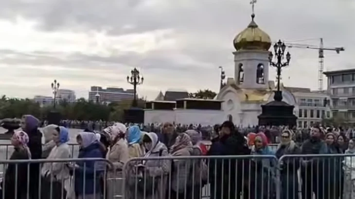 Тысячи верующих выстроились в очередь к мощам святого Спиридона в Москве Тысячи верующих выстроились в очередь к мощам святого Спиридона в Москве