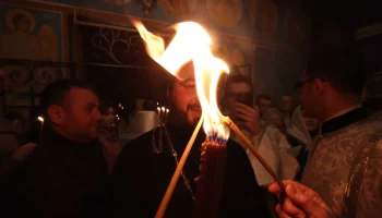 Частицу пасхального Благодатного огня доставили из Иерусалима в Москву