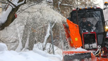 Городские службы продолжают круглосуточно ликвидировать последствия мощного снегопада Городские службы продолжают круглосуточно ликвидировать последствия мощного снегопада