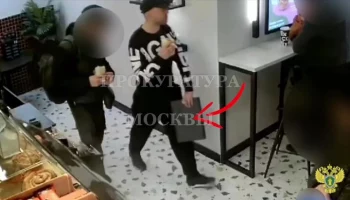 Посетитель кофейни украл ноутбук у управляющего в центре Москвы