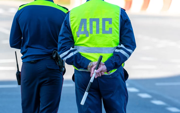 Толпа цыган отбила нарушителя у сотрудников ДПС в Ленинградской области Толпа цыган отбила нарушителя у сотрудников ДПС в Ленинградской области