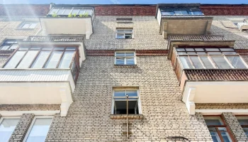Капремонт дома с красными карнизами и полуарочными наличниками закончат до конца этого года