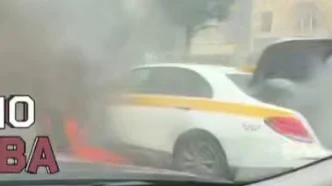 Автомобиль такси загорелся после ДТП на Ленинградском проспекте в Москве Автомобиль такси загорелся после ДТП на Ленинградском проспекте в Москве