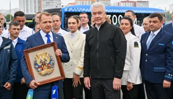 Собянин вручил коллективу Мосгортранса почетный знак «За успехи в труде» Собянин вручил коллективу Мосгортранса почетный знак «За успехи в труде»