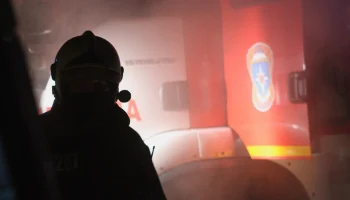Пожар разгорелся в центре Петербурга на площади 300 квадратных метров