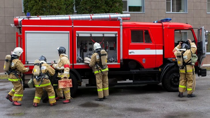 Торговый центр загорелся в Макеевке после удара БПЛА Торговый центр загорелся в Макеевке после удара БПЛА