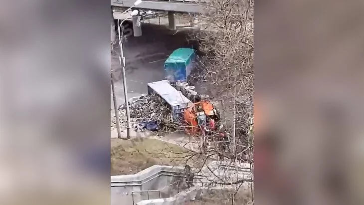 Опрокинутый грузовик частично перекрыл движение на Можайском шоссе в Москве Опрокинутый грузовик частично перекрыл движение на Можайском шоссе в Москве