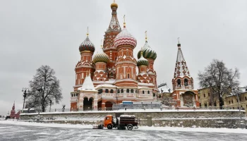 Городские службы ликвидируют последствия снегопада в Москве