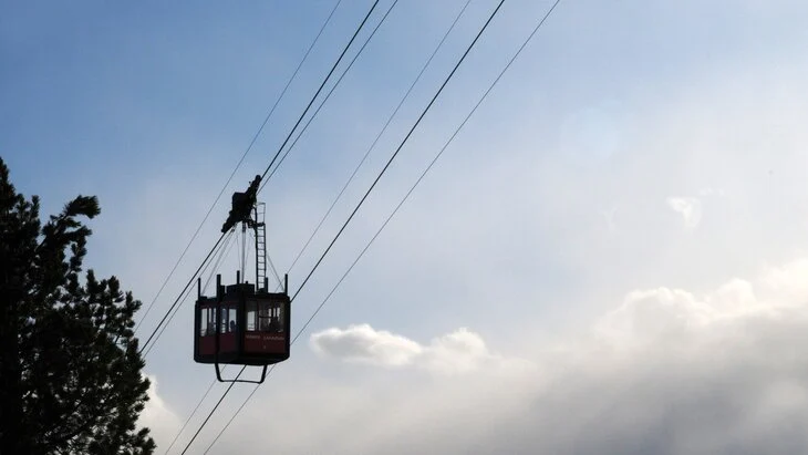 Daily Mirror: 7 монахов погибли при падении вагона канатной дороги на Шри-Ланке Daily Mirror: 7 монахов погибли при падении вагона канатной дороги на Шри-Ланке