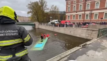 МЧС: три человека погибли при падении автобуса в реку в Петербурге