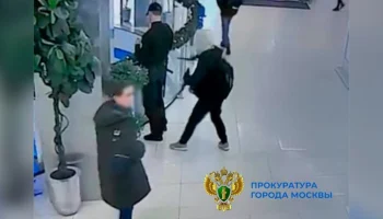 Подросток, ранивший ножом охранника и полицейских на юге Москвы, не признал вину