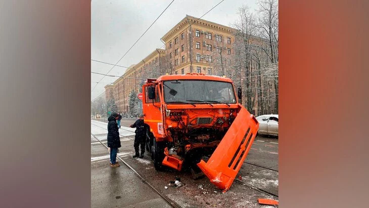 ДТП с трамваем и грузовиком произошло на севере Москвы