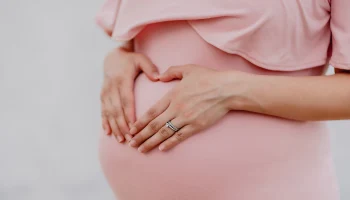 Первый штраф за склонение к аборту назначили в России