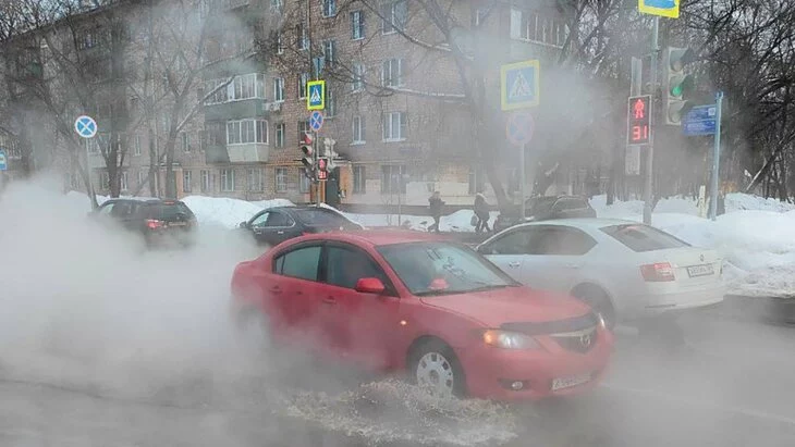 Коммунальные службы устранили утечку воды на улице в Богородском районе Коммунальные службы устранили утечку воды на улице в Богородском районе