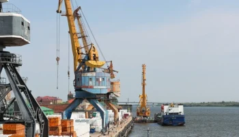 "Коммерсант": иранская компания может выкупить астраханский порт