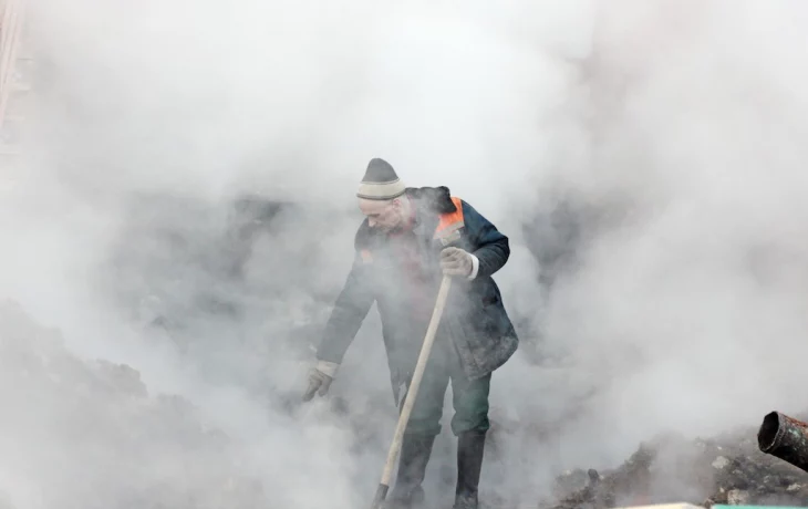 Городские службы ликвидируют вытекание воды на проезжую часть на востоке Москвы Городские службы ликвидируют вытекание воды на проезжую часть на востоке Москвы