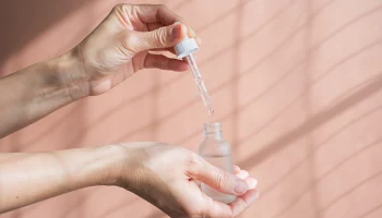 Омолаживает кожу и борется с акне: что такое ретинол и как его использовать