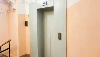 В историческом жилом доме в районе Мещанский произвели замену всего лифтового оборудования