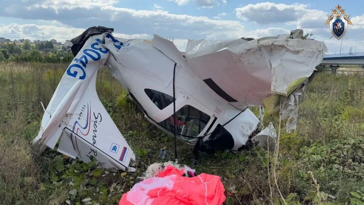 Легкомоторный самолет аварийно сел в подмосковном поле Легкомоторный самолет аварийно сел в подмосковном поле