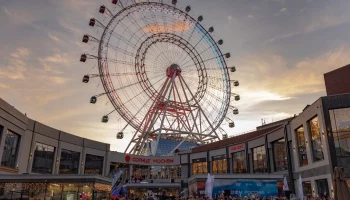 Колесо обозрения &laquo;Солнце Москвы&raquo; временно остановило работу из-за ветра