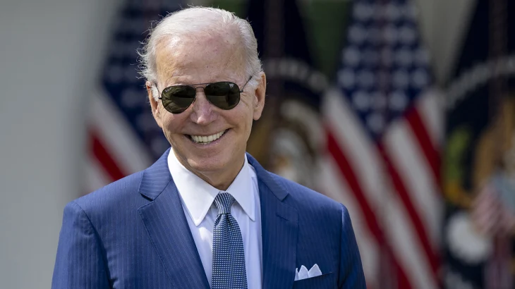 Сразу четыре человека использовали автоперо Байдена при подписании указов Сразу четыре человека использовали автоперо Байдена при подписании указов