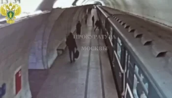 Пассажир московского метро не успел зайти в вагон и разбил окно рукой