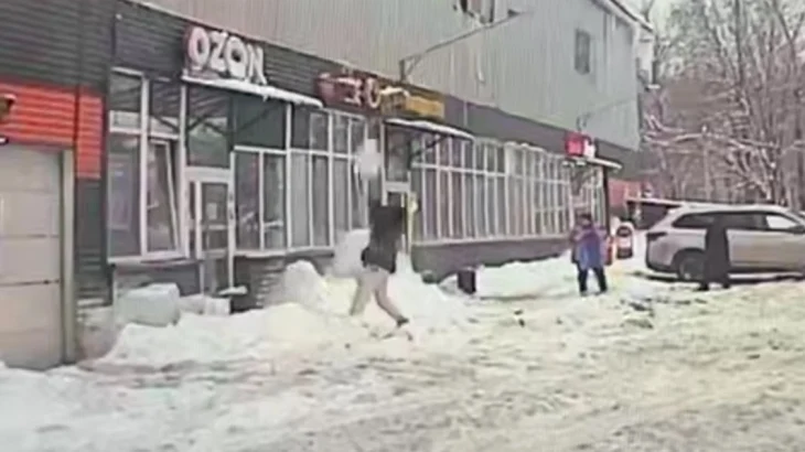 Глыба льда упала с крыши на девушку в подмосковной Ивантеевке Глыба льда упала с крыши на девушку в подмосковной Ивантеевке