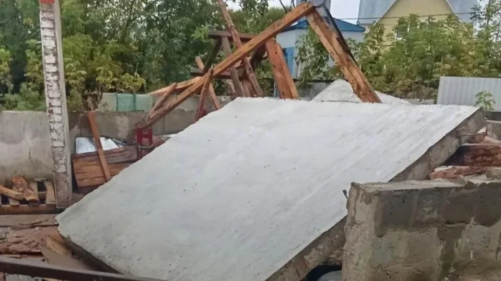 Двоих мужчин придавило плитой в Саратовской области, один погиб Двоих мужчин придавило плитой в Саратовской области, один погиб