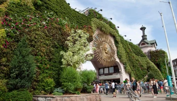 Тропический лес на стене Московского зоопарка: в рамках фестиваля &laquo;Лето в Москве. Сады и цветы&raquo; реал