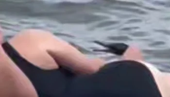 Женщина мучила баклана ради фото на мысе Вятлина во Владивостоке