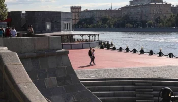 Три танцевальные площадки отремонтированы на Пушкинской набережной в Москве