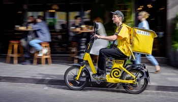 140 тысяч рублей в месяц &mdash; и это не предел: почему зарплаты курьеров в России будут расти