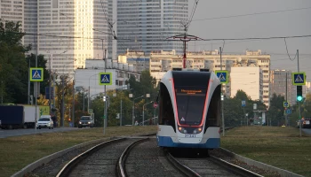 Москвичам рассказали, для чего трамвайные пути обособляют от автодорог