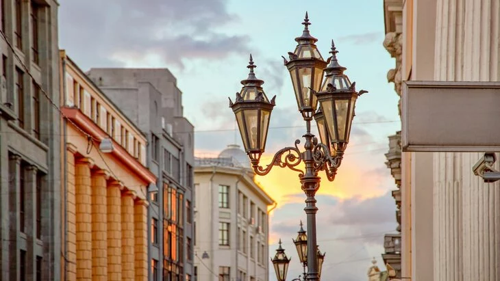Уличное освещение и подсветку зданий в Москве перевели на летний режим работы