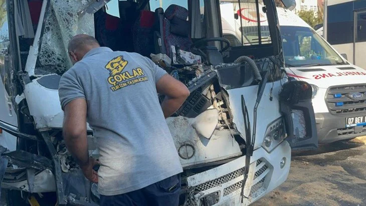 Российские туристы пострадали в ДТП с автобусами в Аланье Российские туристы пострадали в ДТП с автобусами в Аланье